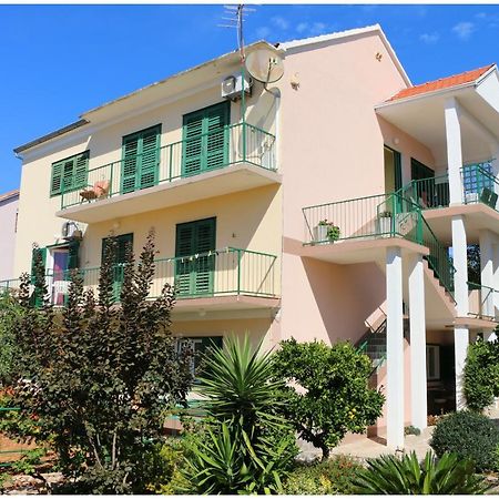 פרימוסטן Apartments Lujo מראה חיצוני תמונה